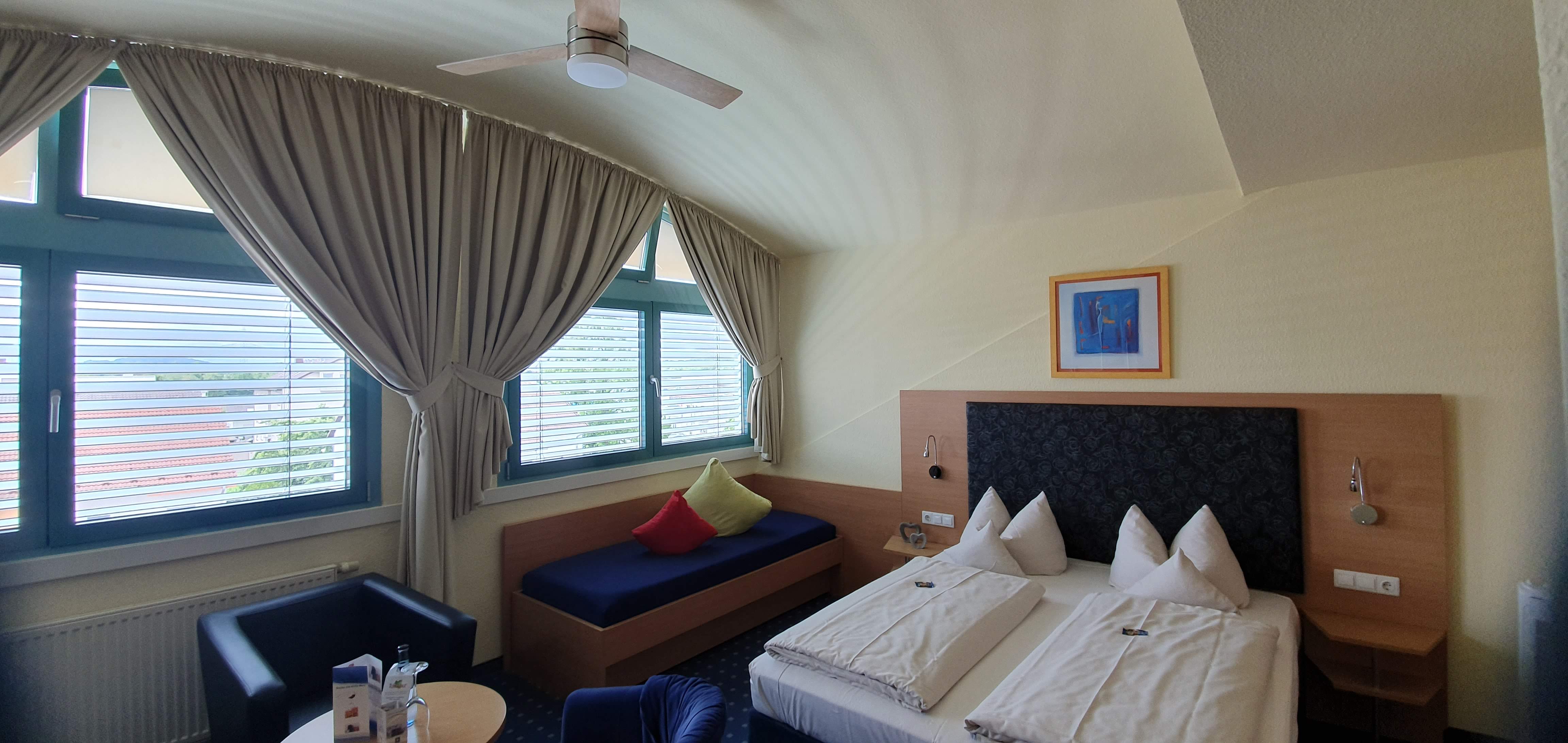Doppelzimmer mit Doppelbett oder auf Wunsch 2 Einzelbetten